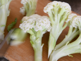 1、饭店必点的干锅花菜,是这么做出来的!,花菜洗净,切成小块