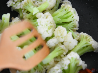 8、饭店必点的干锅花菜,是这么做出来的!,香菇片变软后,倒入花菜炒匀