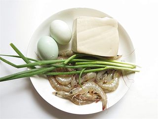 1、咸蛋黄虾仁豆腐,准备好需要用的食材