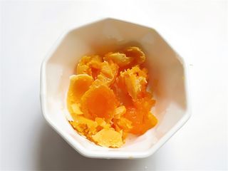 3、咸蛋黄虾仁豆腐,剥出咸鸭蛋黄并捣碎