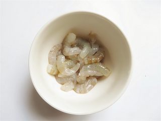 4、咸蛋黄虾仁豆腐,基围虾剥去外壳清洗干净，也可以加点盐腌渍下