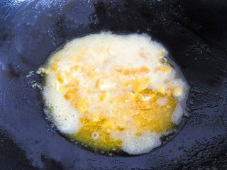 5、咸蛋黄虾仁豆腐,热锅注入油，将蛋黄倒入翻炒