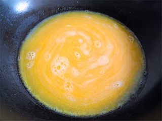 6、咸蛋黄虾仁豆腐,加入一碗开水熬半分钟