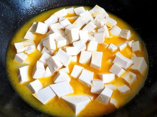 7、咸蛋黄虾仁豆腐,放入豆腐块煮几秒钟
