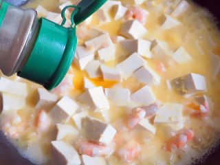 9、咸蛋黄虾仁豆腐,加少许的盐、胡椒粉调味再煮半分钟，注意盐要少一些