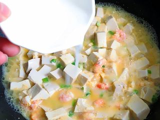 10、咸蛋黄虾仁豆腐,加入淀粉水勾芡