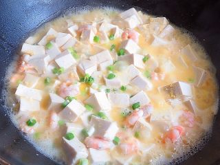 11、咸蛋黄虾仁豆腐,煮开撒入葱花