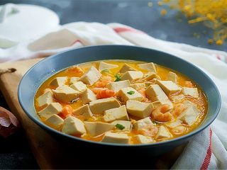 12、咸蛋黄虾仁豆腐,关火装盘，美美的食用啦！