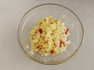3、白灼芥兰,生姜蒜米洗净去皮,分别切成小颗粒