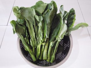 4、白灼芥兰,芥兰滤干水放一边备用