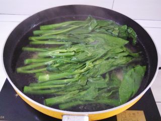 7、白灼芥兰,芥兰在锅里再灼水2分钟