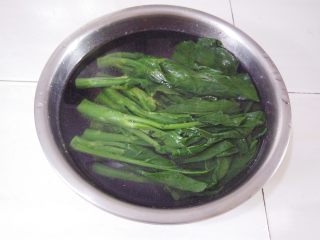 8、白灼芥兰,芥兰捞出来过水,因为用的猪油所以会有些油迹