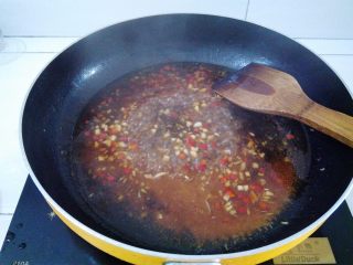 11、白灼芥兰,倒入步骤9中的蚝油汤汁,煮开,盛起备用