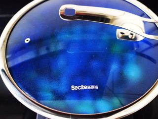 11、丝瓜花蛤炖豆腐,盖上锅盖大火烧开后,继续煮至1分钟左右。