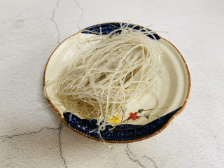 1、大白菜炖粉条,提前泡软的粉条