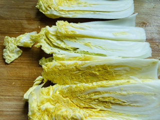 3、大白菜炖粉条,大白菜清洗干净切成条状