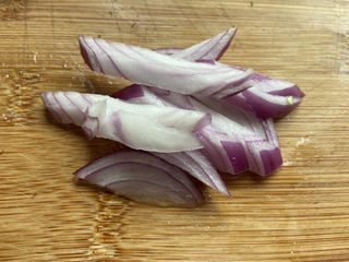 4、大白菜炖粉条,洋葱洗净切段