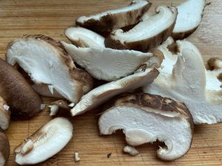 5、大白菜炖粉条,香菇洗净切片