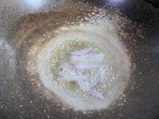 6、大白菜炖粉条,起油锅放入洋葱爆香