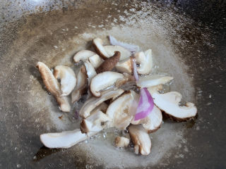 7、大白菜炖粉条,放入香菇翻炒片刻