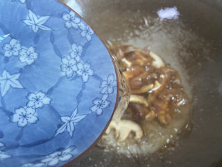 10、大白菜炖粉条,加入足够的热水