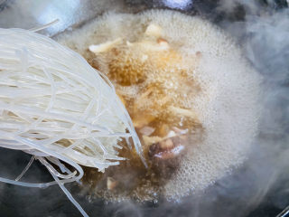 12、大白菜炖粉条,放入粉条炖五分钟
