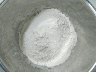 1、家常韭菜鸡蛋水饺（付饺子皮详细教程）,用容器盛出约435克面粉。