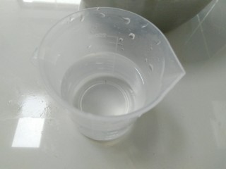 2、家常韭菜鸡蛋水饺（付饺子皮详细教程）,大约150毫升左右的凉水 加入适量食盐，搅拌融化。