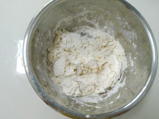 3、家常韭菜鸡蛋水饺（付饺子皮详细教程）,倒入面粉里，拌成絮状或者面片状。