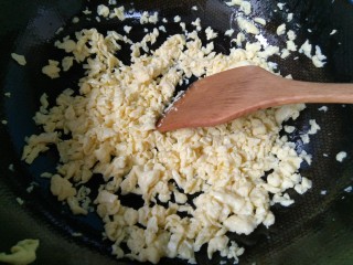 5、家常韭菜鸡蛋水饺（付饺子皮详细教程）,鸡蛋大火热油炸成鸡蛋花。