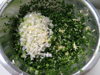 6、家常韭菜鸡蛋水饺（付饺子皮详细教程）,韭菜，葱，姜，切碎。