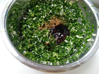 7、家常韭菜鸡蛋水饺（付饺子皮详细教程）,加入耗油，十三香，芝麻香油，鸡汁。