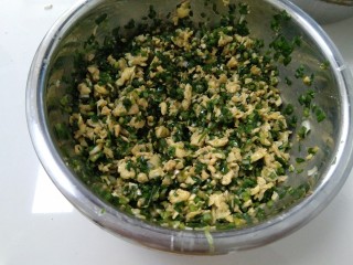 8、家常韭菜鸡蛋水饺（付饺子皮详细教程）,搅拌均匀，我的盐味小，此时不需要加盐了。口味种的可以，临包前，加入适量食盐。