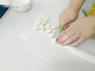 9、家常韭菜鸡蛋水饺（付饺子皮详细教程）,面团醒30多分钟，搓成长条，然后切出小剂子。