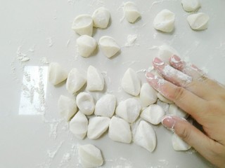 10、家常韭菜鸡蛋水饺（付饺子皮详细教程）,撒上干面粉，防止粘连及风干。
