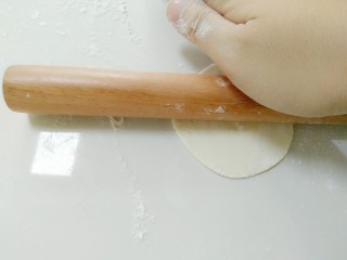 11、家常韭菜鸡蛋水饺（付饺子皮详细教程）,擀成薄片，素馅的皮，可以比肉馅的皮，稍薄些。