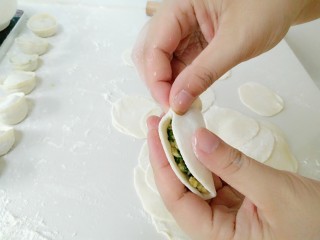 12、家常韭菜鸡蛋水饺（付饺子皮详细教程）,其实饺子，造型越简单，包入的陷就越多。