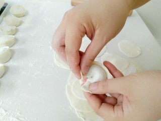 13、家常韭菜鸡蛋水饺（付饺子皮详细教程）,对折，元宝造型出来啦！