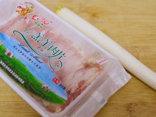 1、葱爆羊肉,只需要羊肉卷和大葱两样食材。