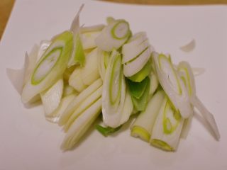 3、葱爆羊肉,大葱切片。