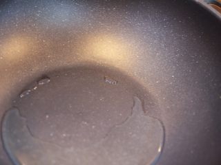 4、葱爆羊肉,大火把锅中油烧热。