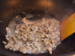 5、葱爆羊肉,放入羊肉卷迅速滑炒。