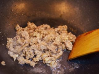 6、葱爆羊肉,中间出水的话，迅速把多余的水倒掉。