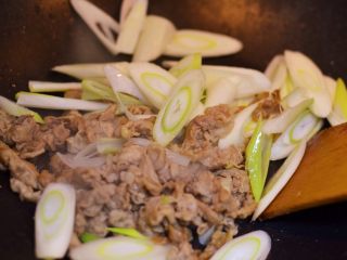 7、葱爆羊肉,放入大葱翻炒。