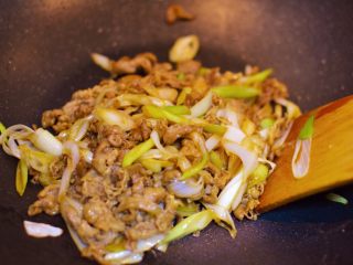 11、葱爆羊肉,翻炒均匀即可关火。