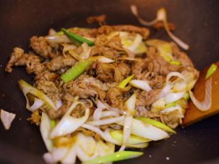 9、葱爆羊肉,放入白糖翻炒均匀。