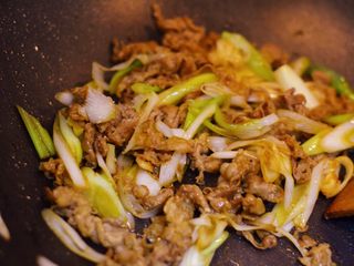 10、葱爆羊肉,最后才放盐。