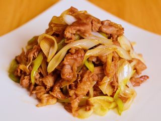 12、葱爆羊肉,装盘。