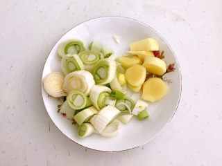 1、砂锅鱼丸紫菜汤,大葱切成葱花，鲜姜切成小片