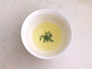 2、砂锅鱼丸紫菜汤,把鸡蛋清分离出来备用